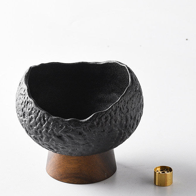 Brûle-encens calice en céramique Wabi-Sabi avec insert en laiton et socle en bois