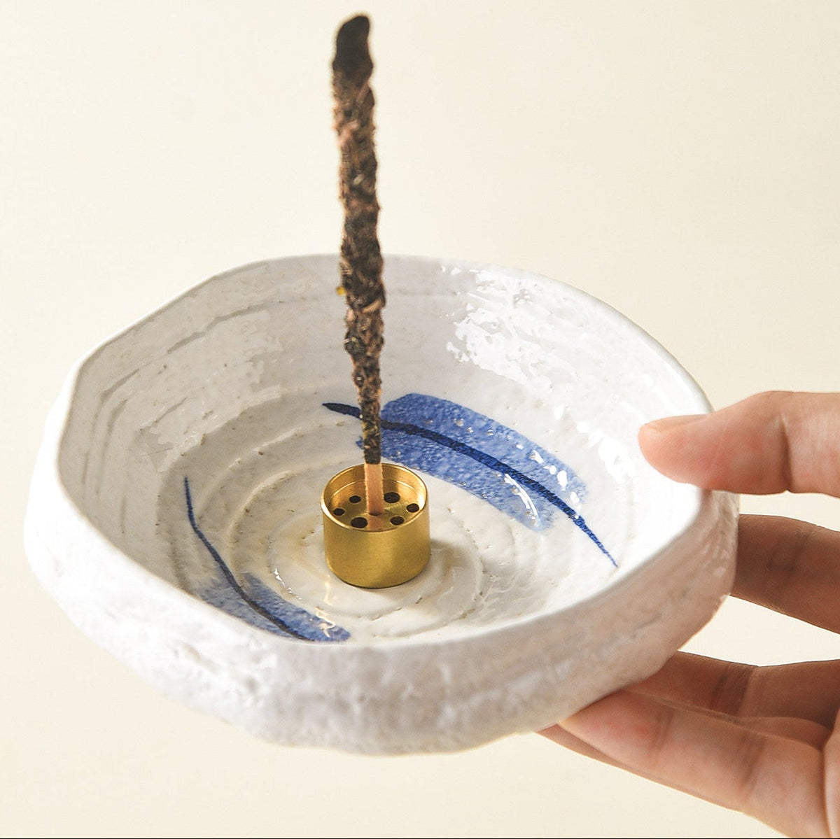 Bol brûle-encens en céramique artisanale Wabi-Sabi avec support en laiton, récupérateur de cendres minimaliste pour la méditation et la pleine conscience