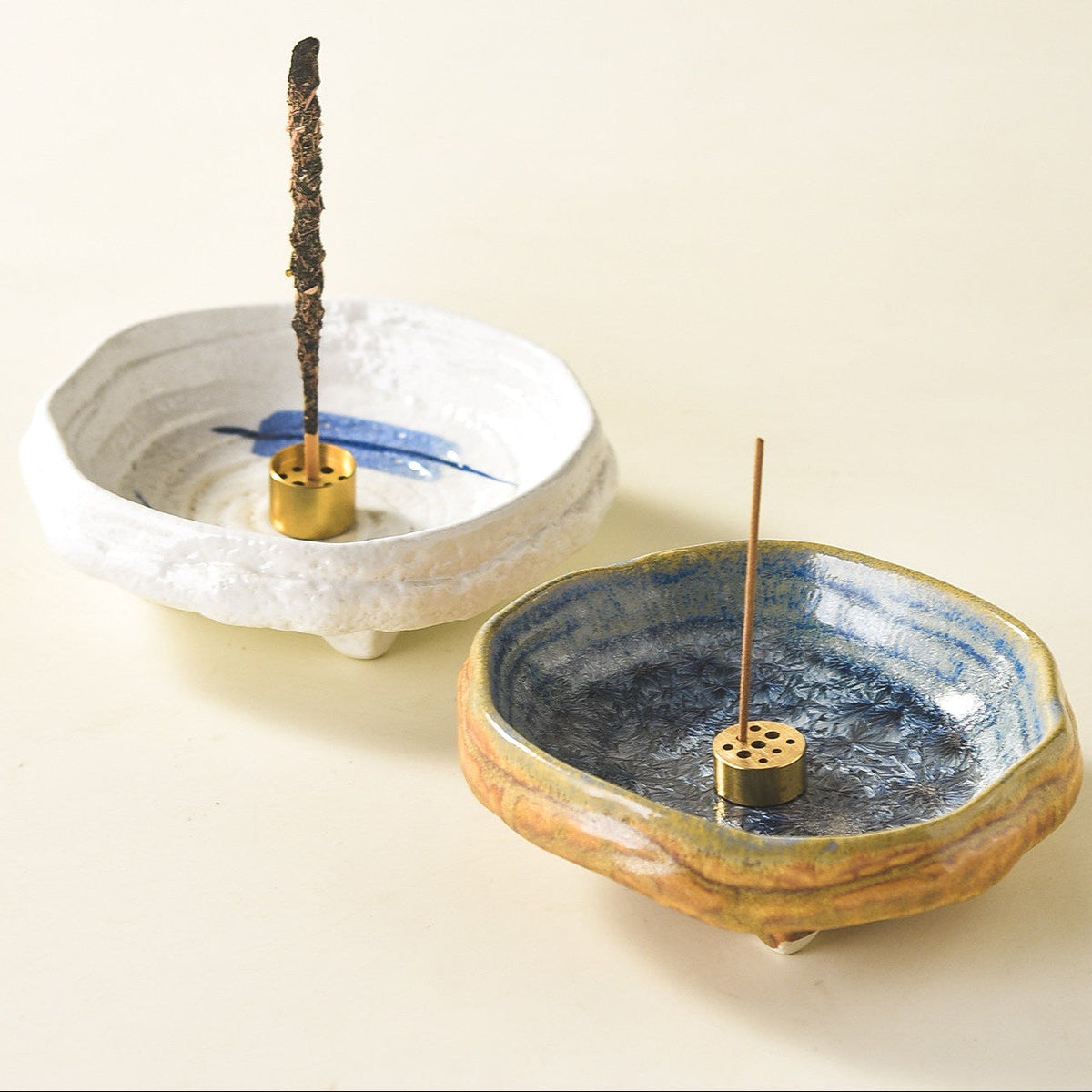 Bol brûle-encens en céramique artisanale Wabi-Sabi avec support en laiton, récupérateur de cendres minimaliste pour la méditation et la pleine conscience