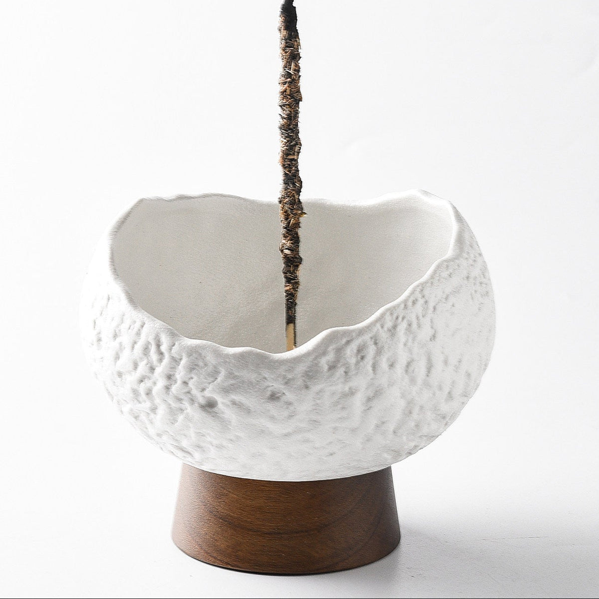 Brûle-encens calice en céramique Wabi-Sabi avec insert en laiton et socle en bois