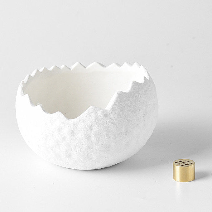 Brûle-encens calice en céramique Wabi-Sabi avec insert en laiton et socle en bois
