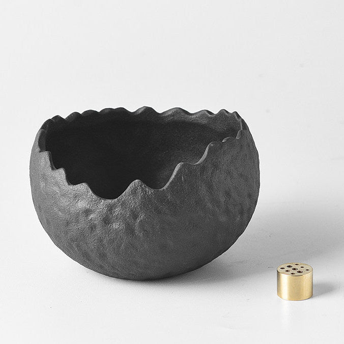 Brûle-encens calice en céramique Wabi-Sabi avec insert en laiton et socle en bois