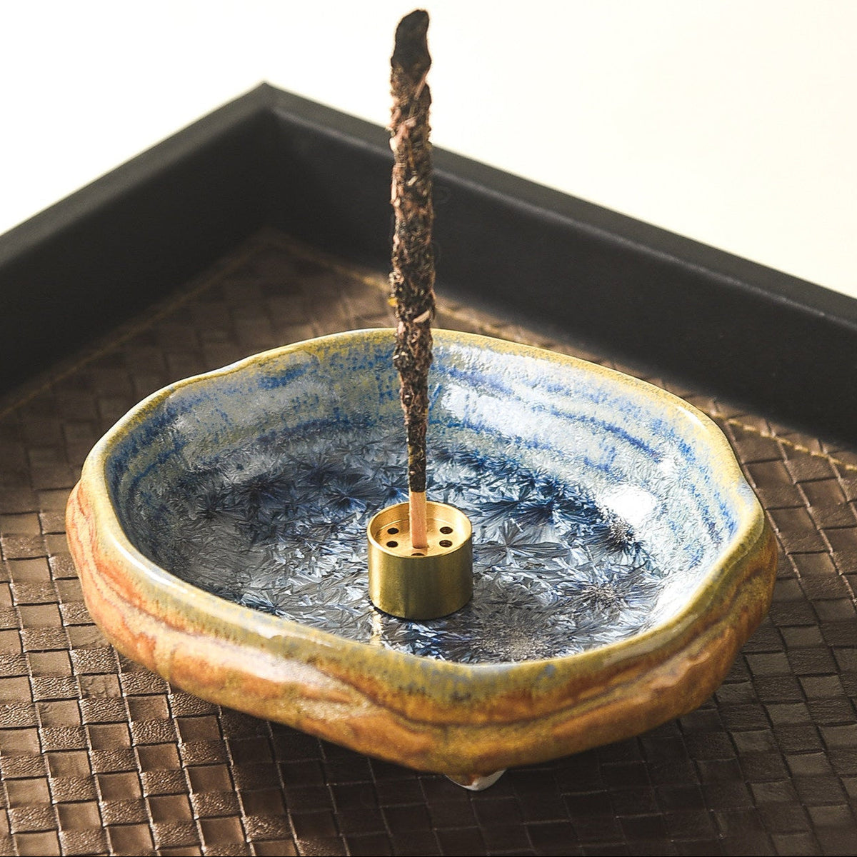 Bol brûle-encens en céramique artisanale Wabi-Sabi avec support en laiton, récupérateur de cendres minimaliste pour la méditation et la pleine conscience