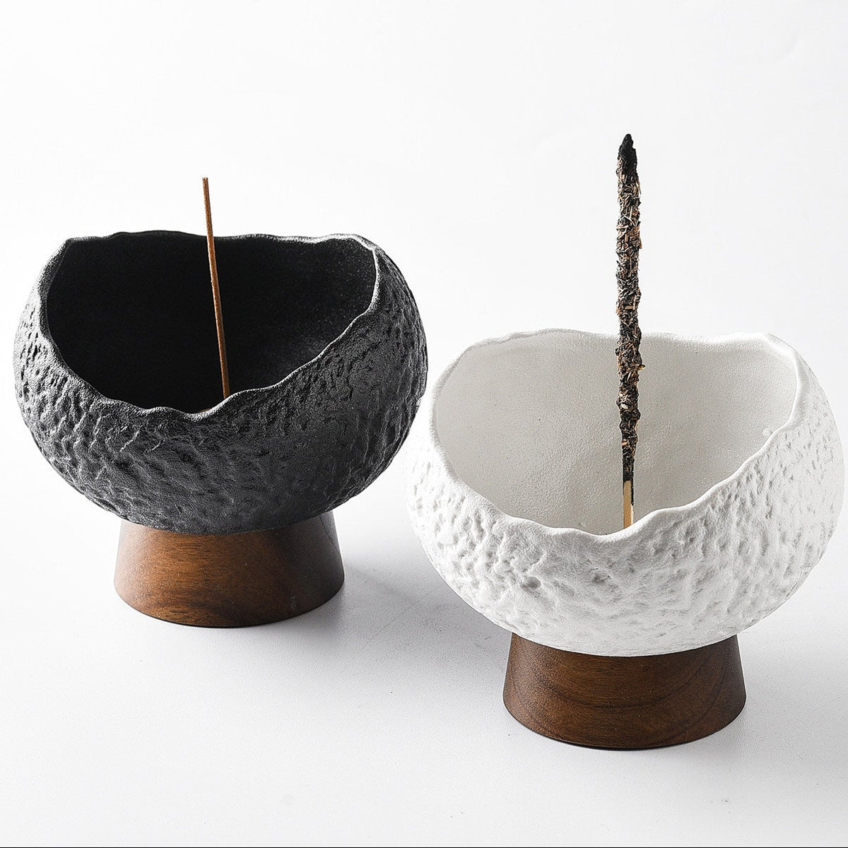 Brûle-encens calice en céramique Wabi-Sabi avec insert en laiton et socle en bois