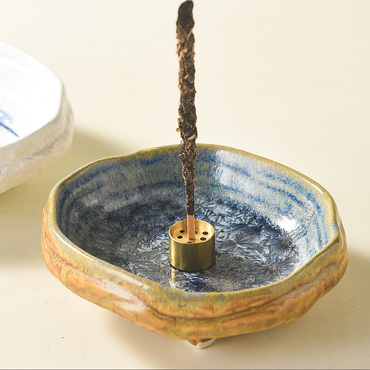Bol brûle-encens en céramique artisanale Wabi-Sabi avec support en laiton, récupérateur de cendres minimaliste pour la méditation et la pleine conscience