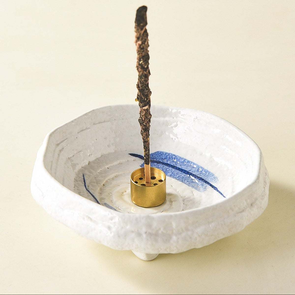 Bol brûle-encens en céramique artisanale Wabi-Sabi avec support en laiton, récupérateur de cendres minimaliste pour la méditation et la pleine conscience