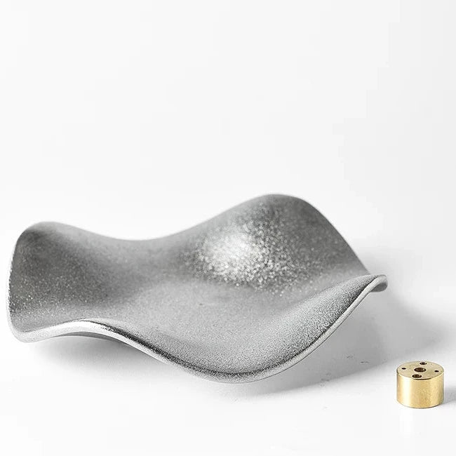 Plato quemador de incienso de cerámica con diseño de onda e inserto de 5 orificios, color plata mate