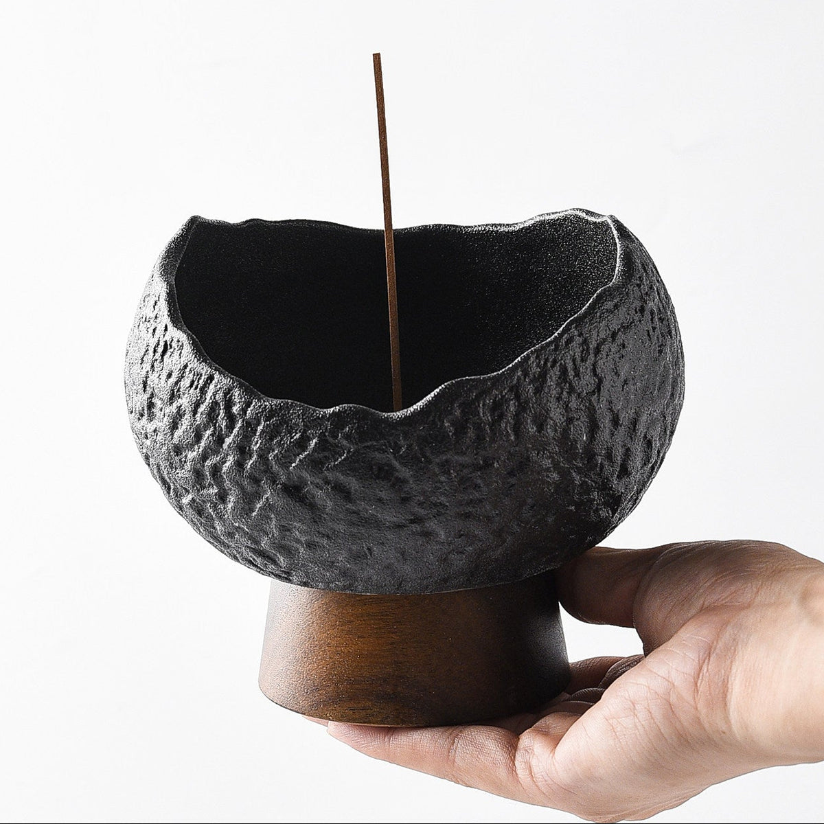 Brûle-encens calice en céramique Wabi-Sabi avec insert en laiton et socle en bois