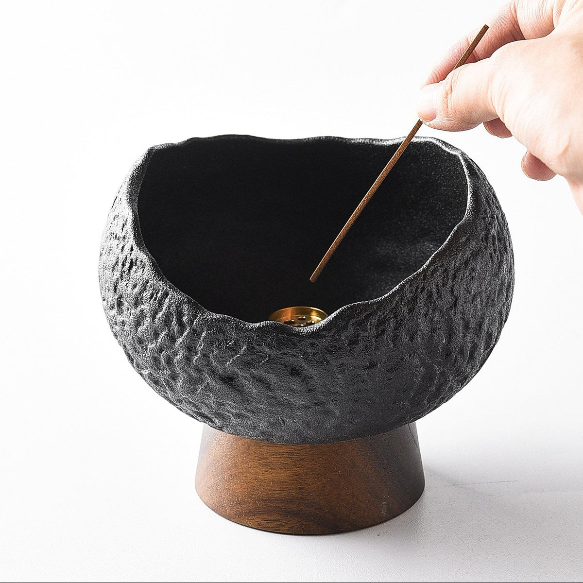 Brûle-encens calice en céramique Wabi-Sabi avec insert en laiton et socle en bois