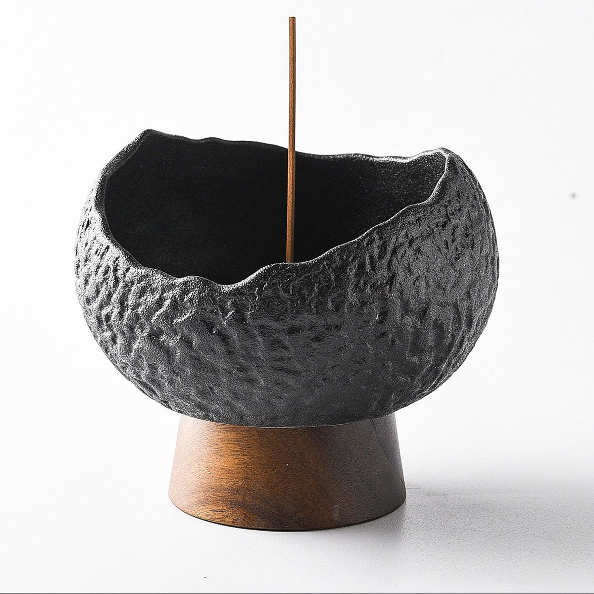 Brûle-encens calice en céramique Wabi-Sabi avec insert en laiton et socle en bois